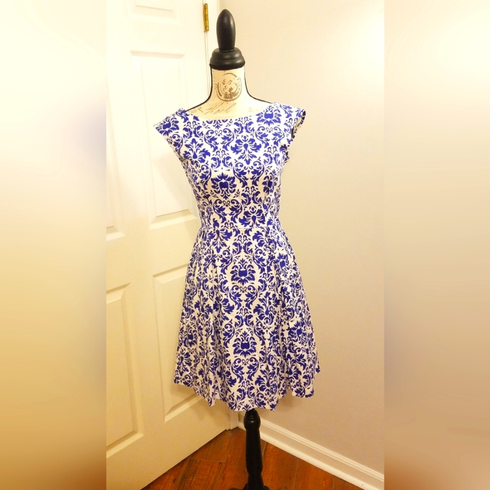 Short-sleeve pleated dress with blue filigree design by Closet London
